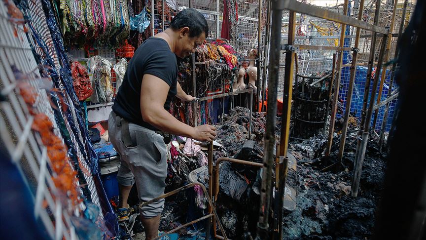 Malezya'da pazar alanında çıkan yangında 30 dükkan yok oldu
