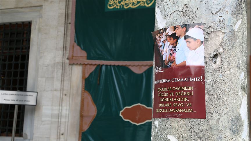 İstanbul Müftülüğünden 'çocuklara camide hoşgörü' afişi 