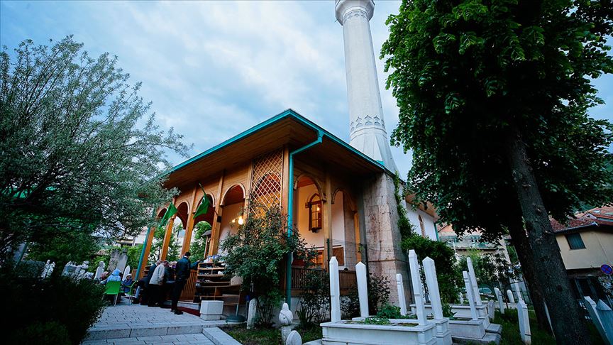 Saraybosna'nın tarihi camisinde 'mahalle iftarı'