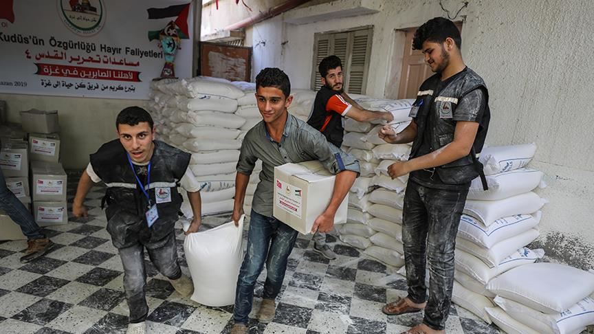 غزة.. فريق تطوعي تركي يوزع مساعدات غذائية لمحتاجين