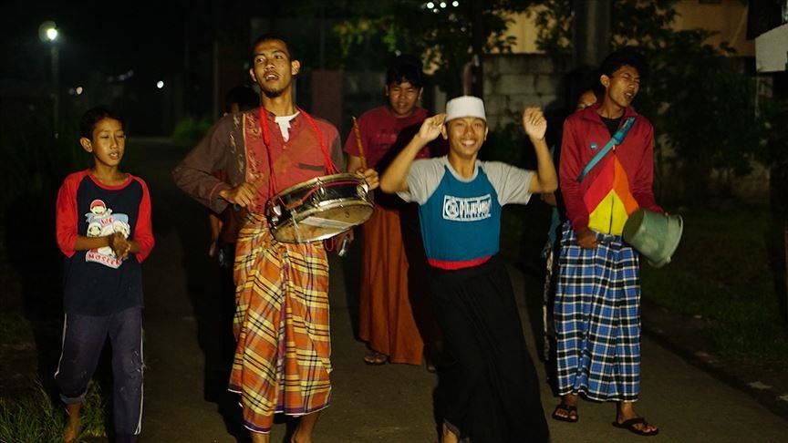 أطفال إندونيسيا.. مسحراتية في رمضان 