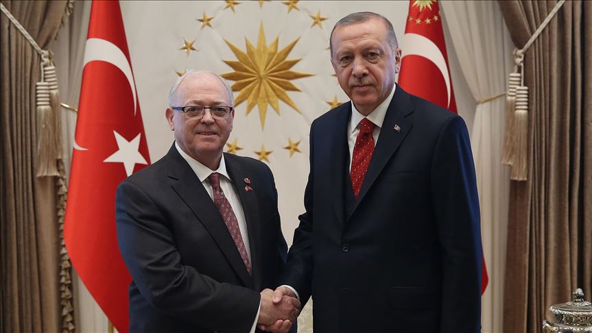 Erdogan reçoit le président du sénat canadien, George Furey 