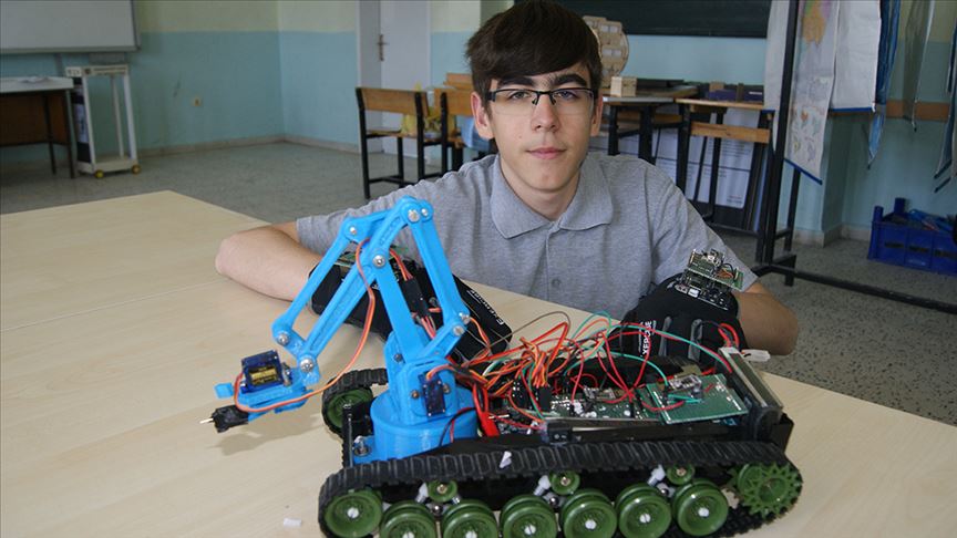 Lise öğrencisinden el hareketiyle kontrol edilebilen bomba imha robotu