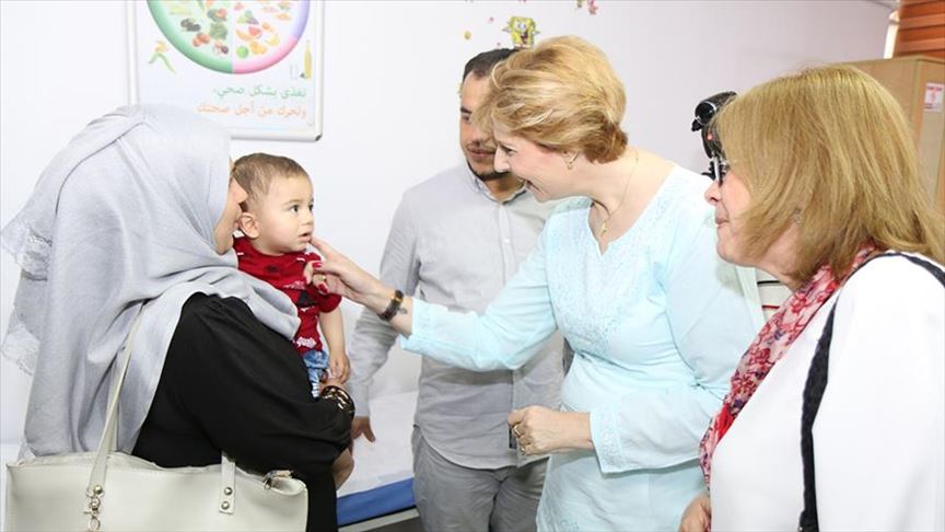 Romanian princess meets Syrians in Turkey