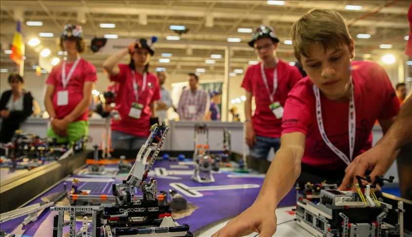 Students vying for best robot title in Turkey