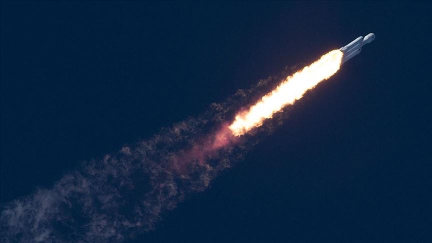 SpaceX launches 60 Internet satellites