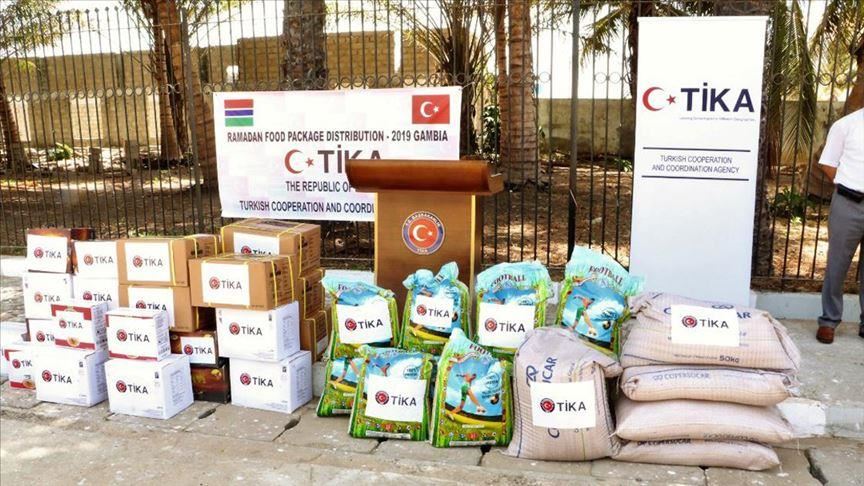 ترکیه بسته‌های غذایی ویژه ماه رمضان میان نیازمندان گامبیا توزیع کرد