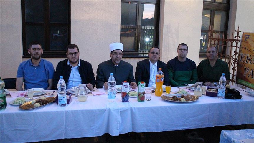 U Banjaluci organizovan omladinski iftar kod Ferhat-pašine džamije
