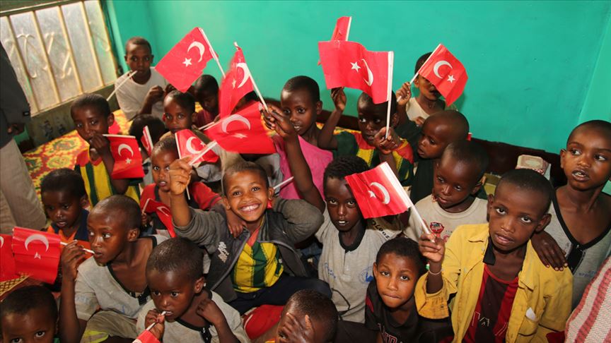 Savaş mağduru Somalili yetimlere Türkiye'den yardım eli