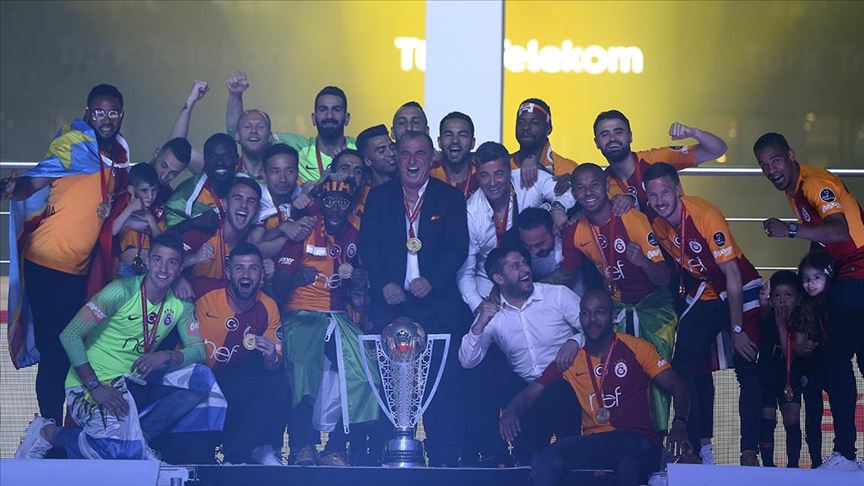 Galatasaray, 22. Åampiyonluk kupasÄ±nÄ± aldÄ± ile ilgili gÃ¶rsel sonucu