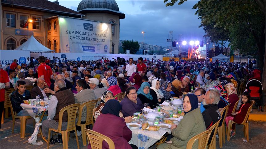 على موائد الرحمن بإسطنبول.. تقاسم للزاد والثواب في رمضان (تقرير)