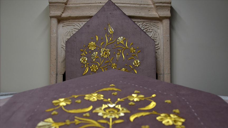 Hanedan türbelerindeki 'puşide'leri yeniliyorlar