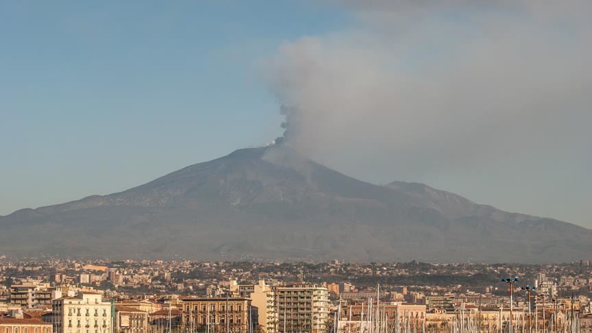 Gunung Etna di Italia erupsi