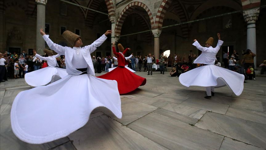 رقصة "السماح" المولوية تخطف القلوب بساحة مسجد "السليمية" غربي تركيا
