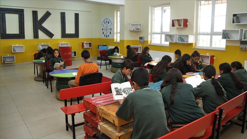 Atık malzemelerle 'geri dönüşüm kütüphanesi' oluşturdular