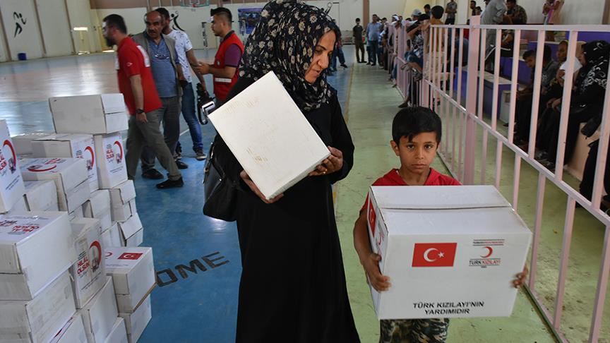 الهلال الأحمر التركي يوزع مساعدات على 200 أسرة في كركوك