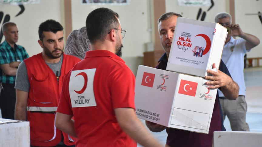 الهلال الأحمر التركي يقدم ملابس للمحتاجين في كركوك