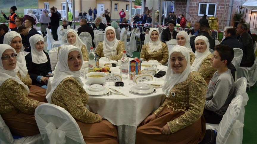 Nekoliko hiljada ljudi na iftaru ”Bošnjaci na Drini”