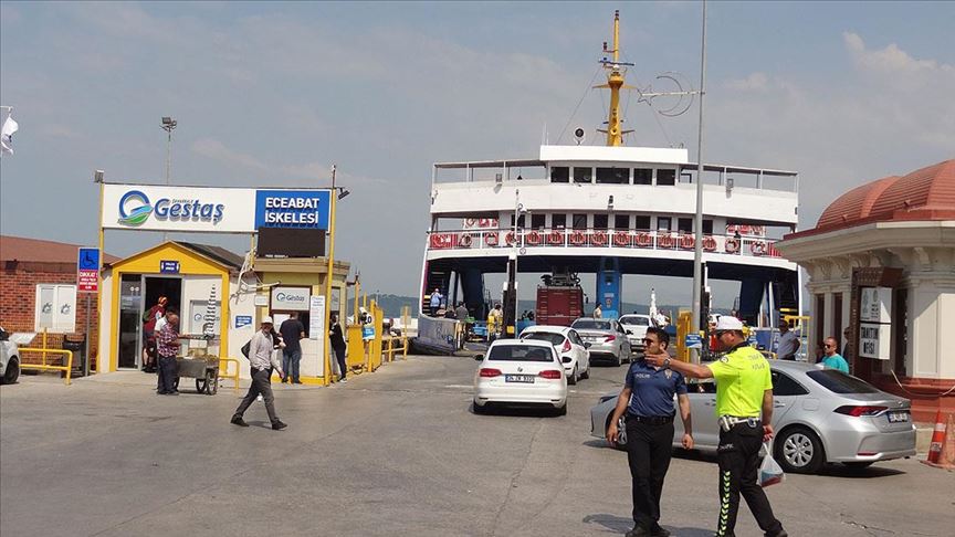 Feribot seferleri ve bağlantı yollarında trafik yoğunluğu