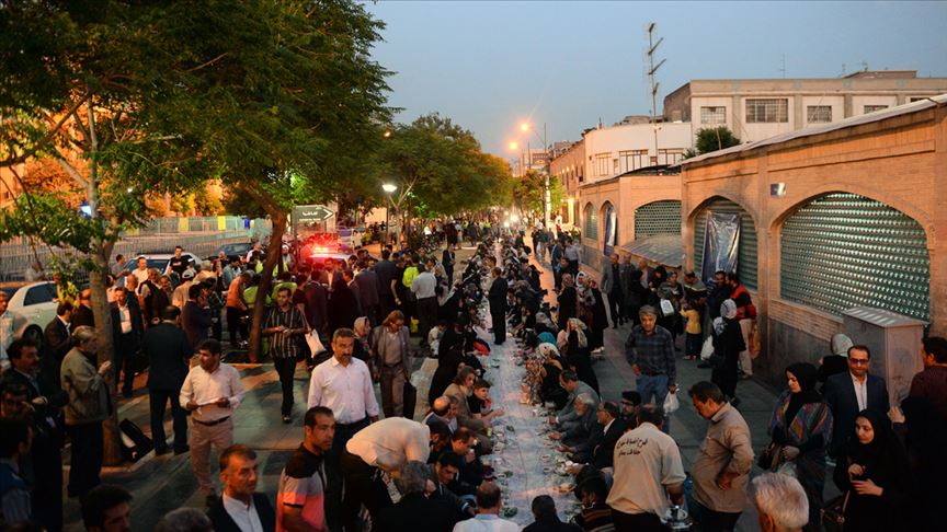 Tahran Büyük Çarşısı'nda bin metrelik yer sofrasında iftar