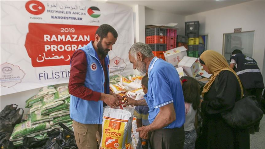 وقف الديانة التركي يوزع مساعدات رمضانية في فلسطين