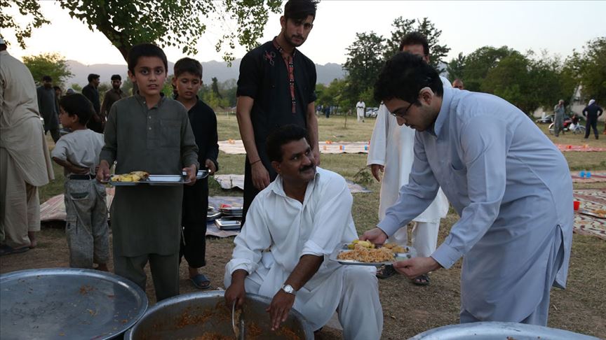 Pakistan'ın yol kenarı iftarları binlerce kişiyi doyurdu