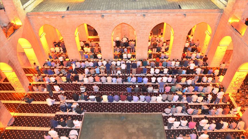 Tarihi medresede açık havada teravih namazı