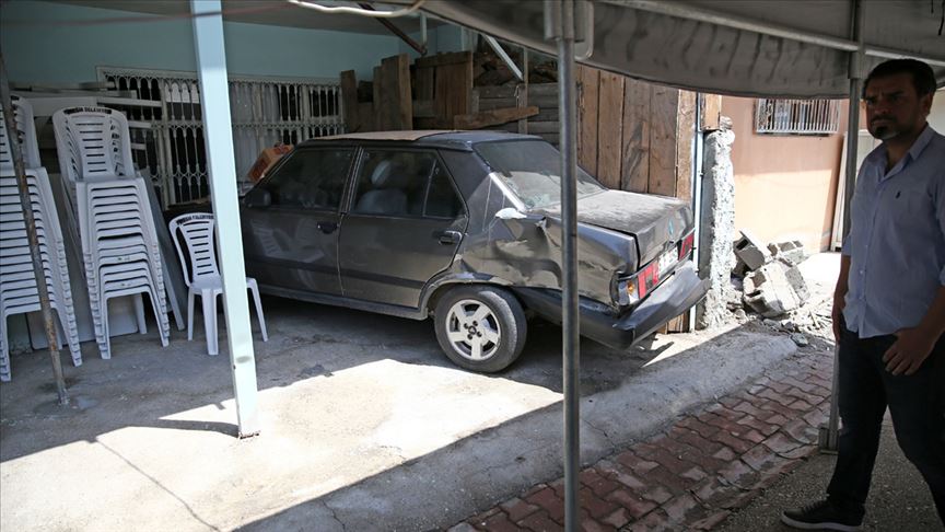 Kaldırımda oturan kadınlara araç çarptı: 2 ölü