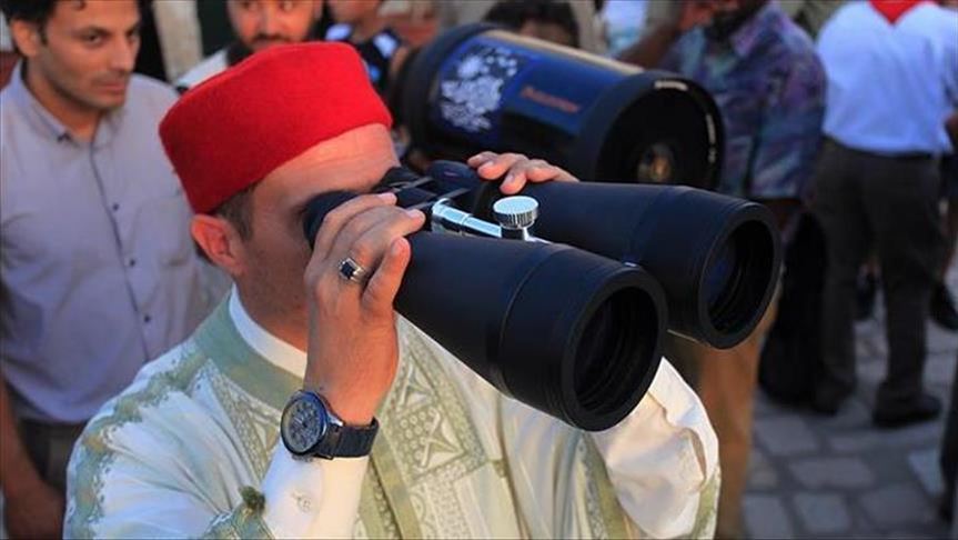 "حيرة" بمصر عقب أنباء "معاودة رؤية" الهلال والإفتاء: العيد الأربعاء