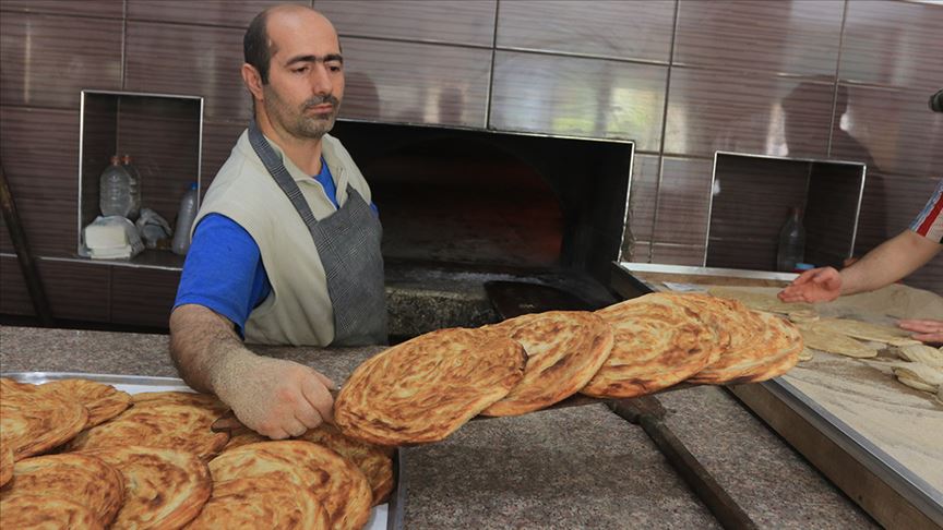 خبز الطحينة.. من أفران الحطب إلى موائد رمضان في قرامان التركية (تقرير) 