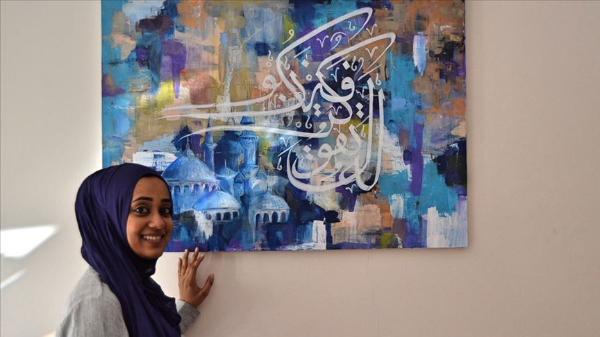 فنانة أمريكية تجمع الخط والرسم في لوحاتها ببراعة في تركيا