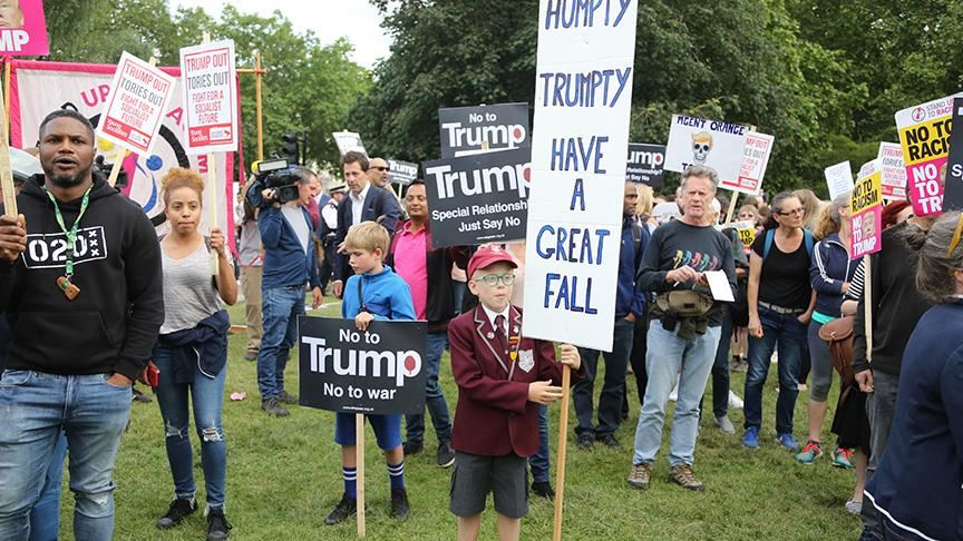 ناشطون ينظمون وقفة احتجاجية أمام قصر باكنغهام ضد ترامب