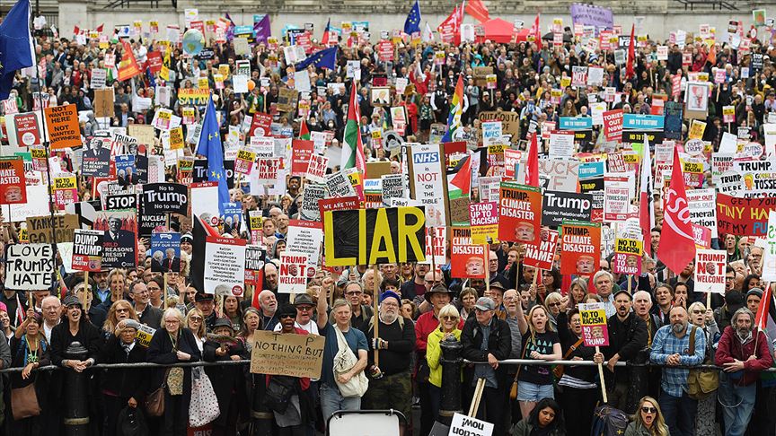 Londra'da on binler Trump'a karşı yürüdü