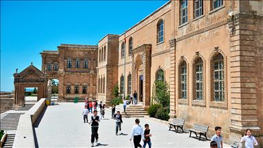 Bu enstitüde el sanatları ustaları yetiştiriliyor