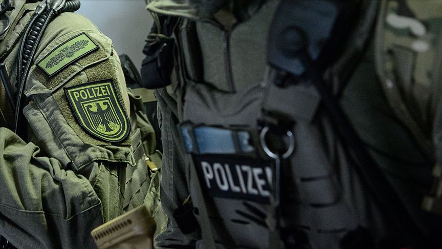Alman polisinden Müslüman gençlere terörist muamelesi