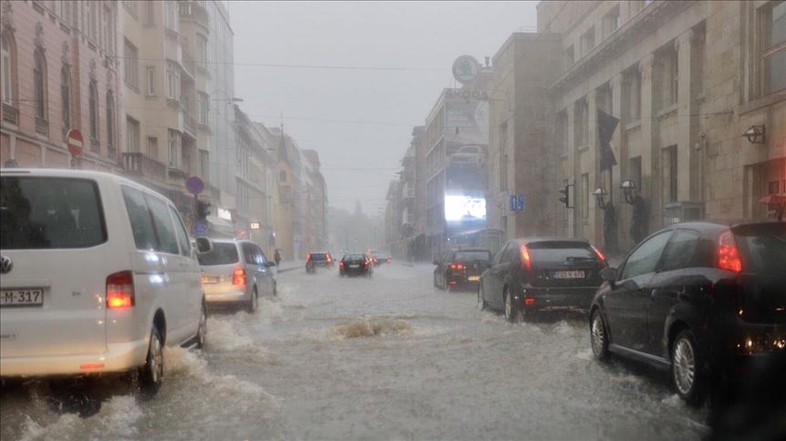 Zbog obilne kiše u Sarajevu otežano kretanje građana