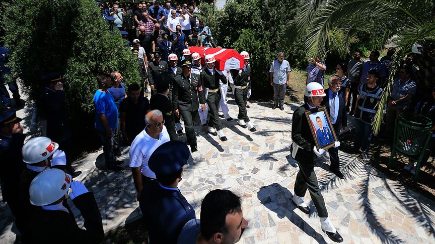 Helikopterden düşerek şehit olan asker son yolculuğuna uğurlandı