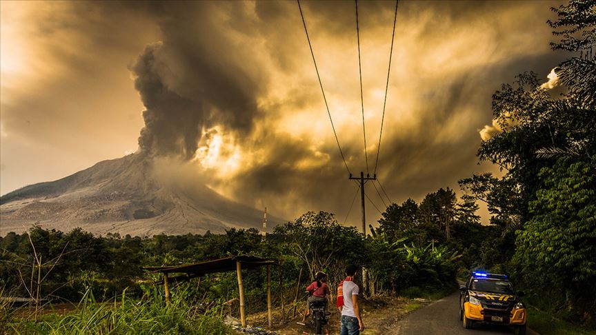 Endonezya'da Sinabung Yanardağı'nda patlama