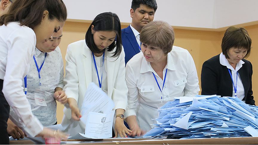Kazakistan'daki cumhurbaşkanlığı seçimlerinde oylar sayılıyor