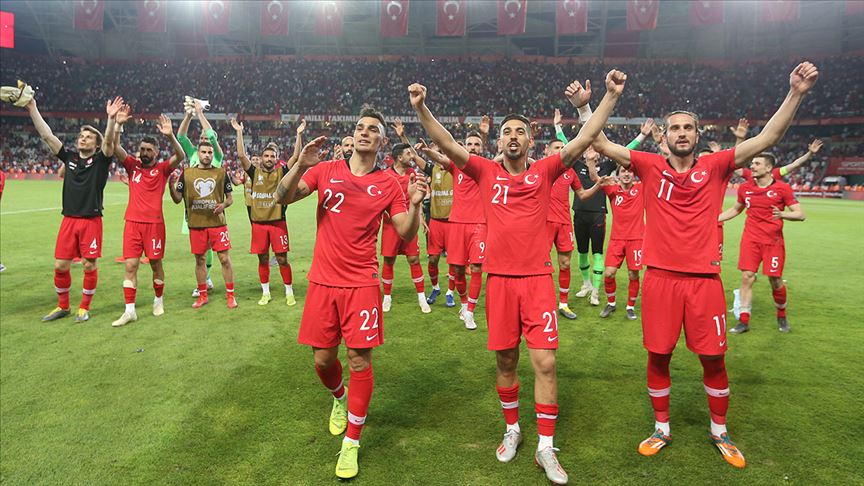 Türkiye A milli takımının galibiyet sonrası sevinci