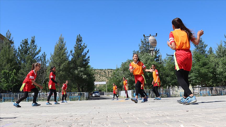 Diyarbakır'da köy okulunun ödüllü kız ragbi takımı
