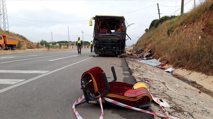 Balıkesir'de tur otobüsü ile otomobil çarpıştı: 4 ölü, 48 yaralı