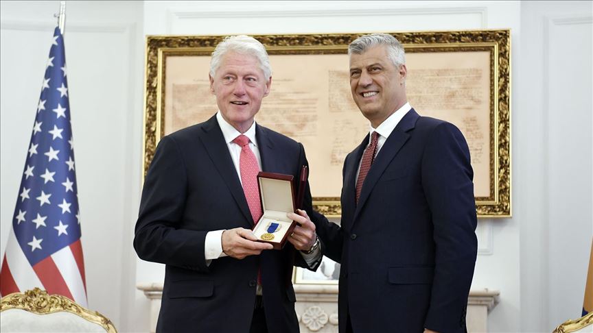 Thaçi dekoron ish-presidentin Bill Clinton me medaljen “Urdhri i Lirisë”