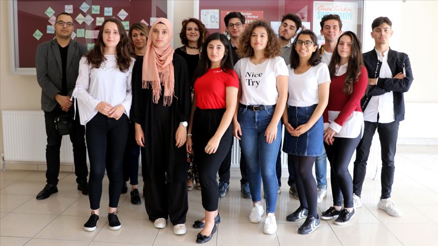 Türkçeyi 'sahne tozu yutarak' öğrendiler