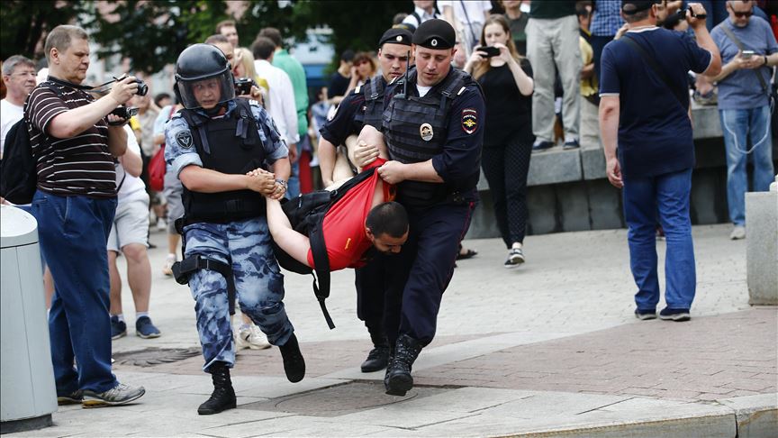 Rusi, arrestohen protestuesit që marshuan në mbështetje të gazetarit opozitar