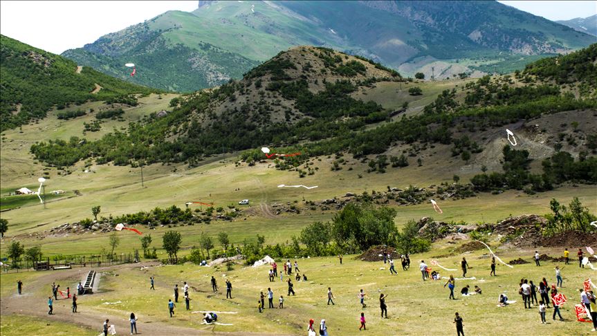 Quntarê Çiyayê Katoyê bi bafirokan rengîn bû