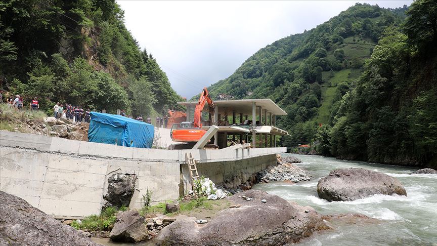 Fırtına Vadisi'nde kaçak yapıların yıkımı sürüyor