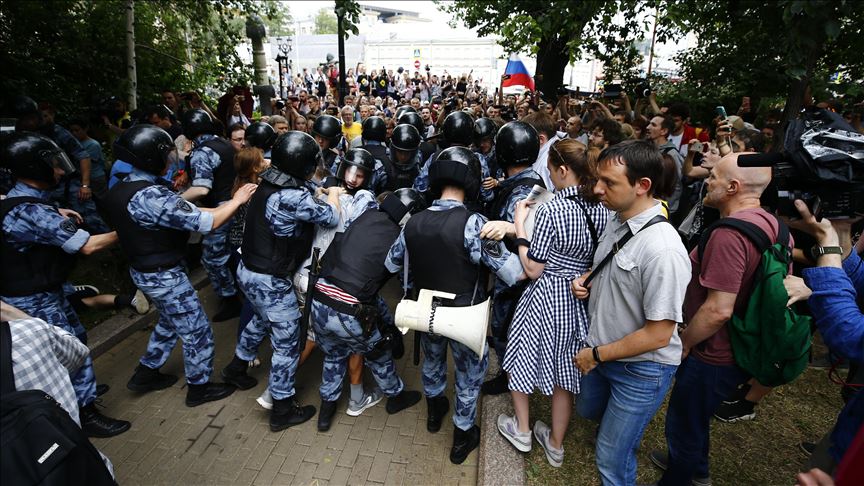 Во Русија приведени лица кои маршираа за поддршка на опозицискиот новинар Голунов