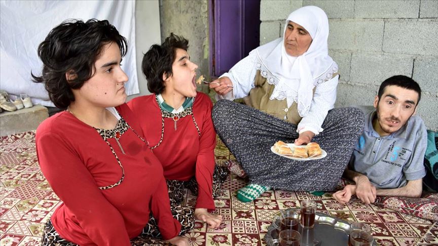 Kalp hastası anne ömrünü engelli çocuklarına adadı