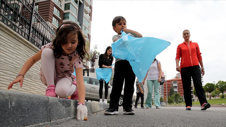 Anneler çocuklarıyla parklardaki atıkları topluyor